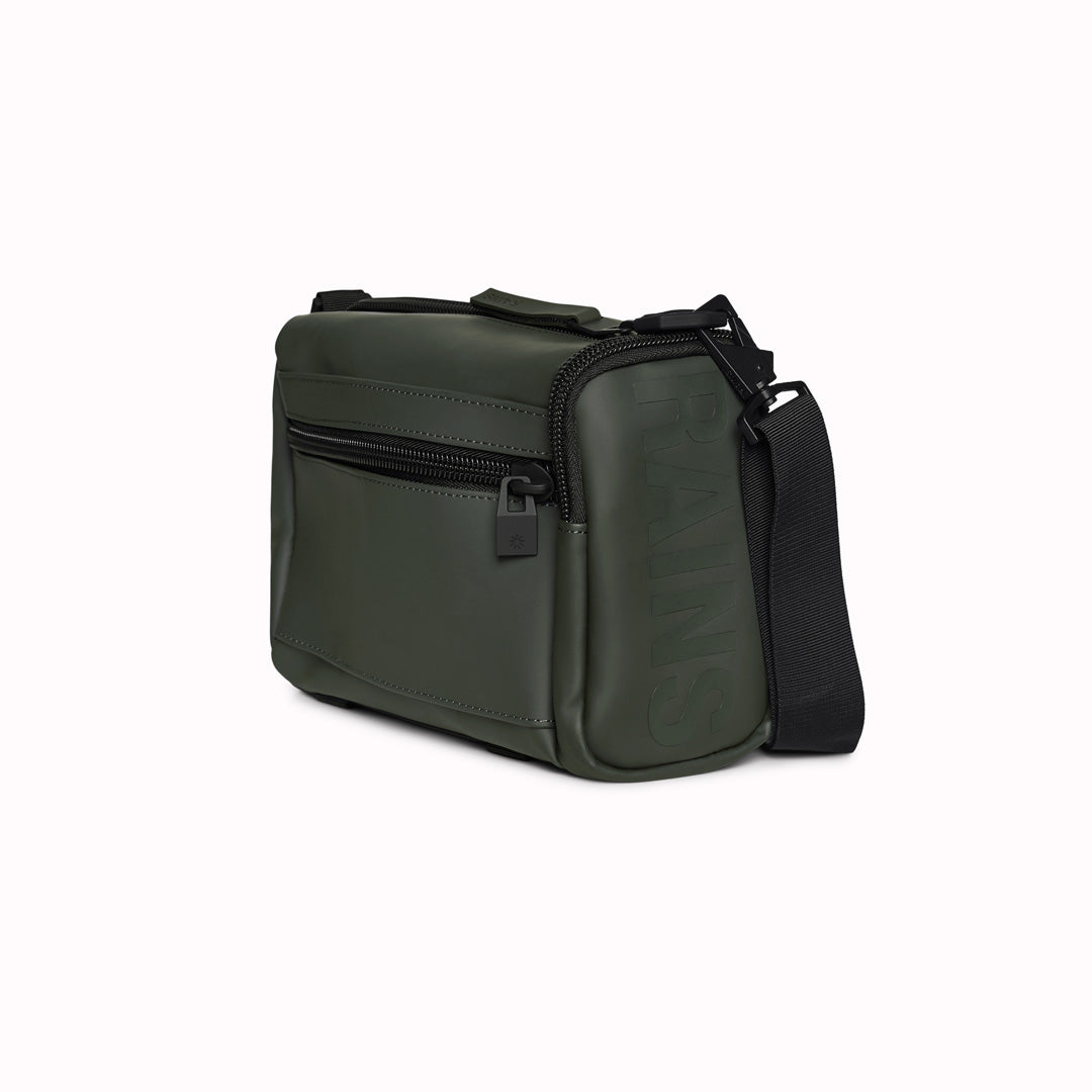 The Rains Texel Crossbody bag in green is a sleek and functional accessory designed for travel and everyday use. Crafted from Rains' signature waterproof matte-shell material, this bag offers durable protection against the elements.