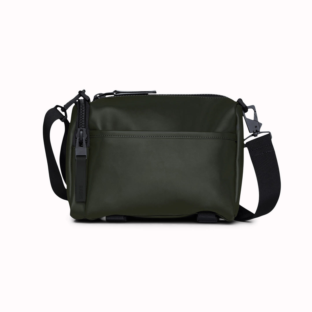 The Rains Texel Crossbody bag in green is a sleek and functional accessory designed for travel and everyday use. Crafted from Rains' signature waterproof matte-shell material, this bag offers durable protection against the elements.