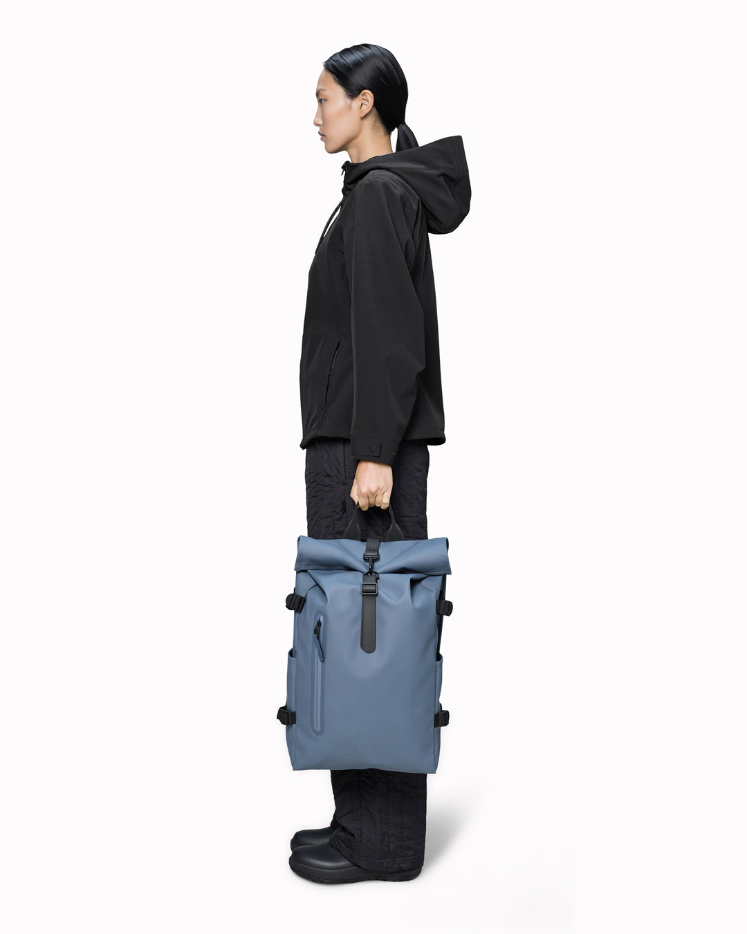 The Rolltop Rucksack Large expands on one of Rains’ most recognisable designs, combining a generous capacity with a clean, weather-ready silhouette. 