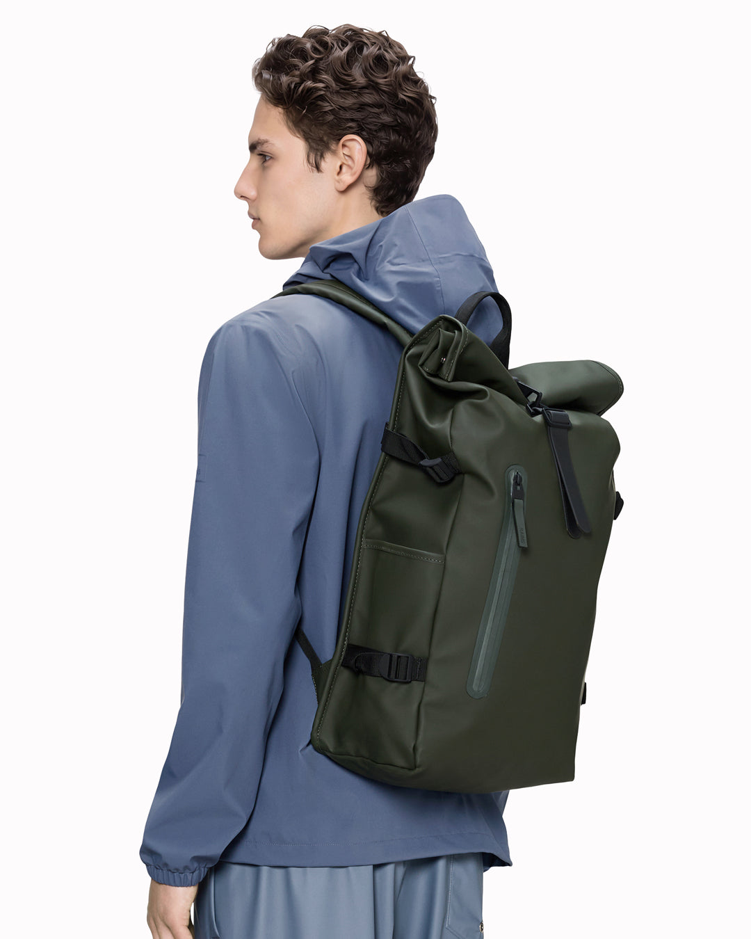 The Rolltop Rucksack Large expands on one of Rains’ most recognisable designs, combining a generous capacity with a clean, weather-ready silhouette. 