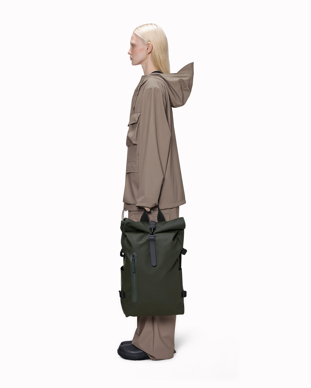 The Rolltop Rucksack Large expands on one of Rains’ most recognisable designs, combining a generous capacity with a clean, weather-ready silhouette. 