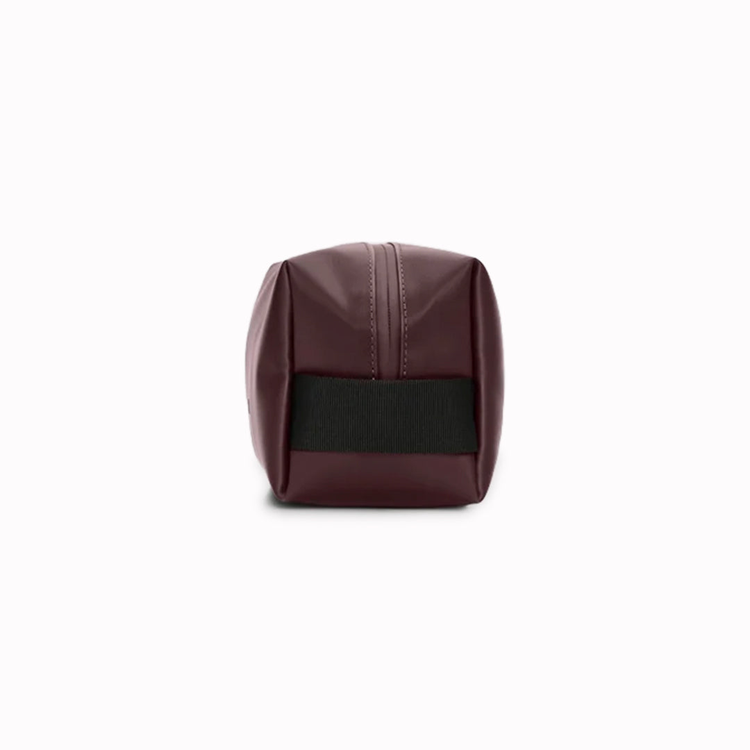 A unisex wash bag by Rains featuring one main compartment with inside sleeve pockets and is large enough to fit one’s essential toiletries.