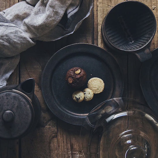 A small dripper for 1 to 2 cups, convenient when you just want to have a quick drink. Looks fantastic when paired with the Ancient Pottery mug. Made of durable stoneware, The brass colour has a dark colour and texture that makes you think of antique metal tableware.