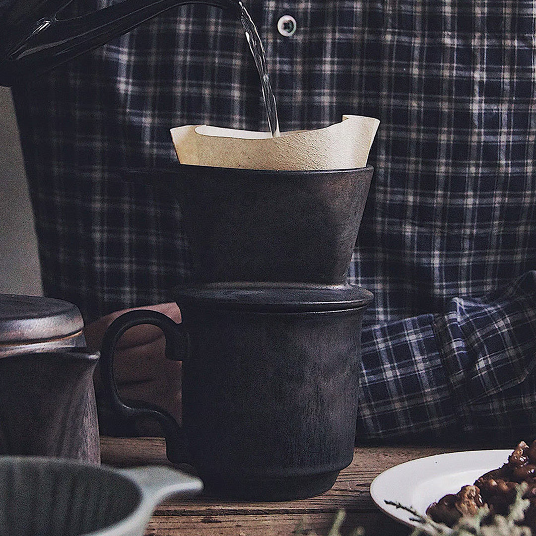 A small dripper for 1 to 2 cups, convenient when you just want to have a quick drink. Looks fantastic when paired with the Ancient Pottery mug. Made of durable stoneware, The brass colour has a dark colour and texture that makes you think of antique metal tableware.