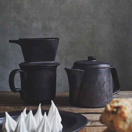 A small dripper for 1 to 2 cups, convenient when you just want to have a quick drink. Looks fantastic when paired with the Ancient Pottery mug. Made of durable stoneware, The brass colour has a dark colour and texture that makes you think of antique metal tableware.