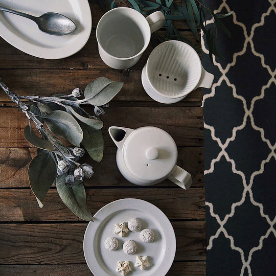 A small dripper for 1 to 2 cups, convenient when you just want to have a quick drink. Looks fantastic when paired with the Ancient Pottery mug. Made of durable stoneware, A gentle white with just the right amount of shine. Granules of iron powder, like vanilla beans, appear on the surface, and the combination with the thick white glaze creates a gentle and nice balance.