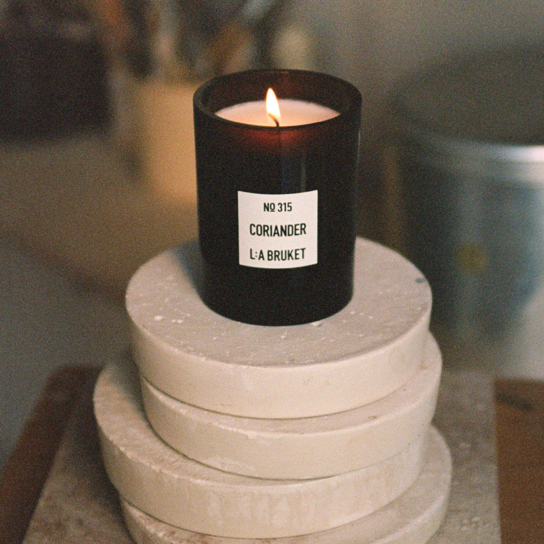 315 Coriander is a refillable scented candle from L:A Bruket, made of wax from organic soy with a burn time of more than 45 hours.