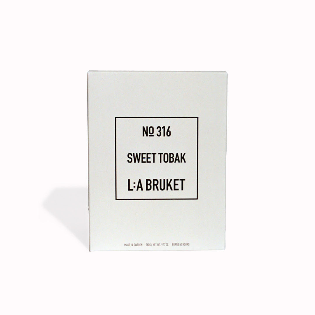 316 Sweet Tobak is a room filling fragrance from the Swedish self-care brand. It has a&nbsp;base fragrance of tobacco leaves, cedarwood with earthy dry notes.
