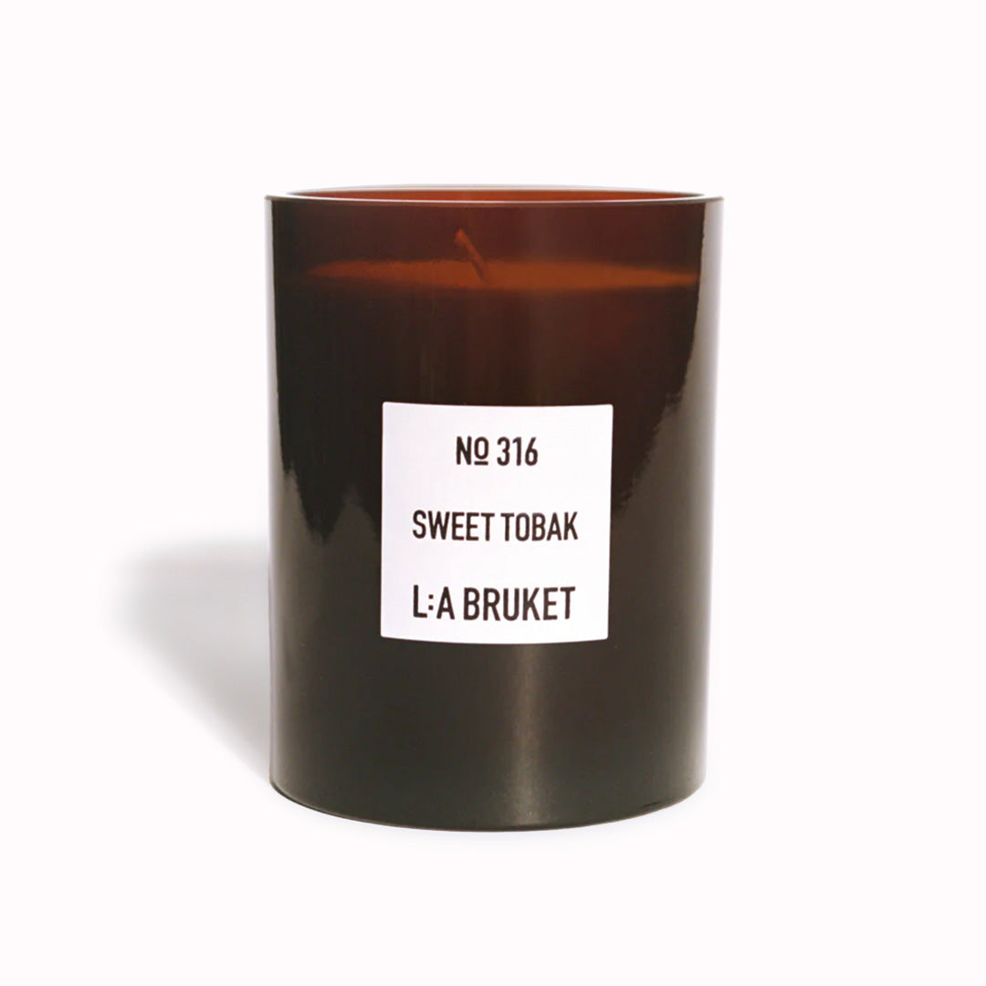 316 Sweet Tobak is a room filling fragrance from the Swedish self-care brand. It has a&nbsp;base fragrance of tobacco leaves, cedarwood with earthy dry notes.