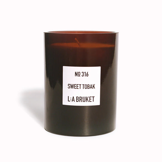316 Sweet Tobak is a room filling fragrance from the Swedish self-care brand. It has a&nbsp;base fragrance of tobacco leaves, cedarwood with earthy dry notes.