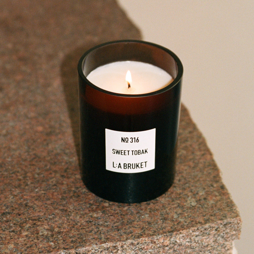 316 Sweet Tobak is a room filling fragrance from the Swedish self-care brand. It has a&nbsp;base fragrance of tobacco leaves, cedarwood with earthy dry notes.