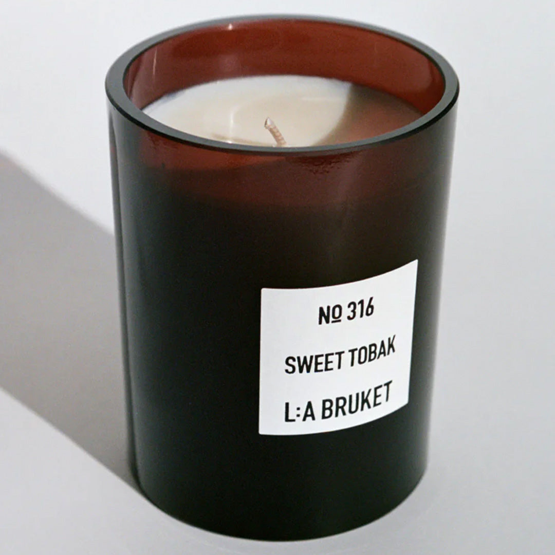 316 Sweet Tobak is a room filling fragrance from the Swedish self-care brand. It has a&nbsp;base fragrance of tobacco leaves, cedarwood with earthy dry notes.