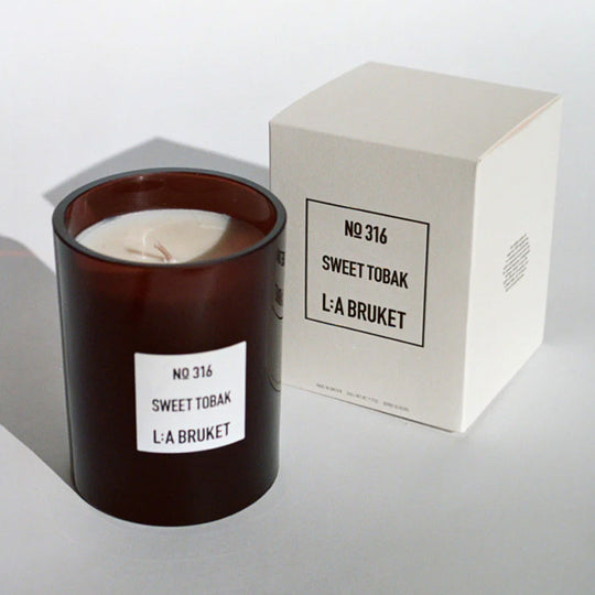 316 Sweet Tobak is a room filling fragrance from the Swedish self-care brand. It has a&nbsp;base fragrance of tobacco leaves, cedarwood with earthy dry notes.