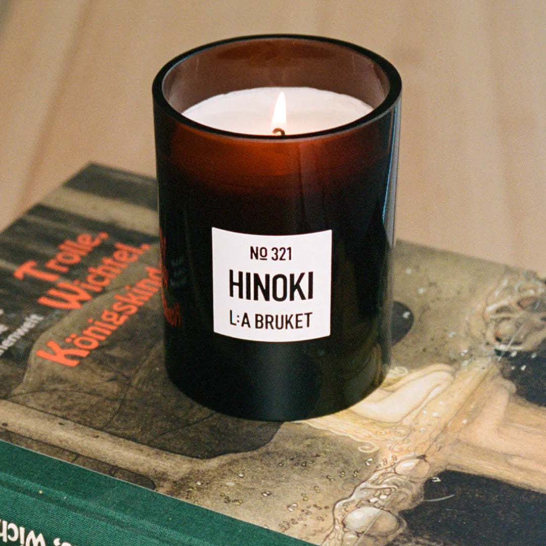 The Hinoki fragrance&nbsp;is a woody outdoor&nbsp;scent of Japanese cypress, cedarwood and nutmeg.&nbsp;The aroma of cypress and notes of nutmeg give a woody and ambery scent.