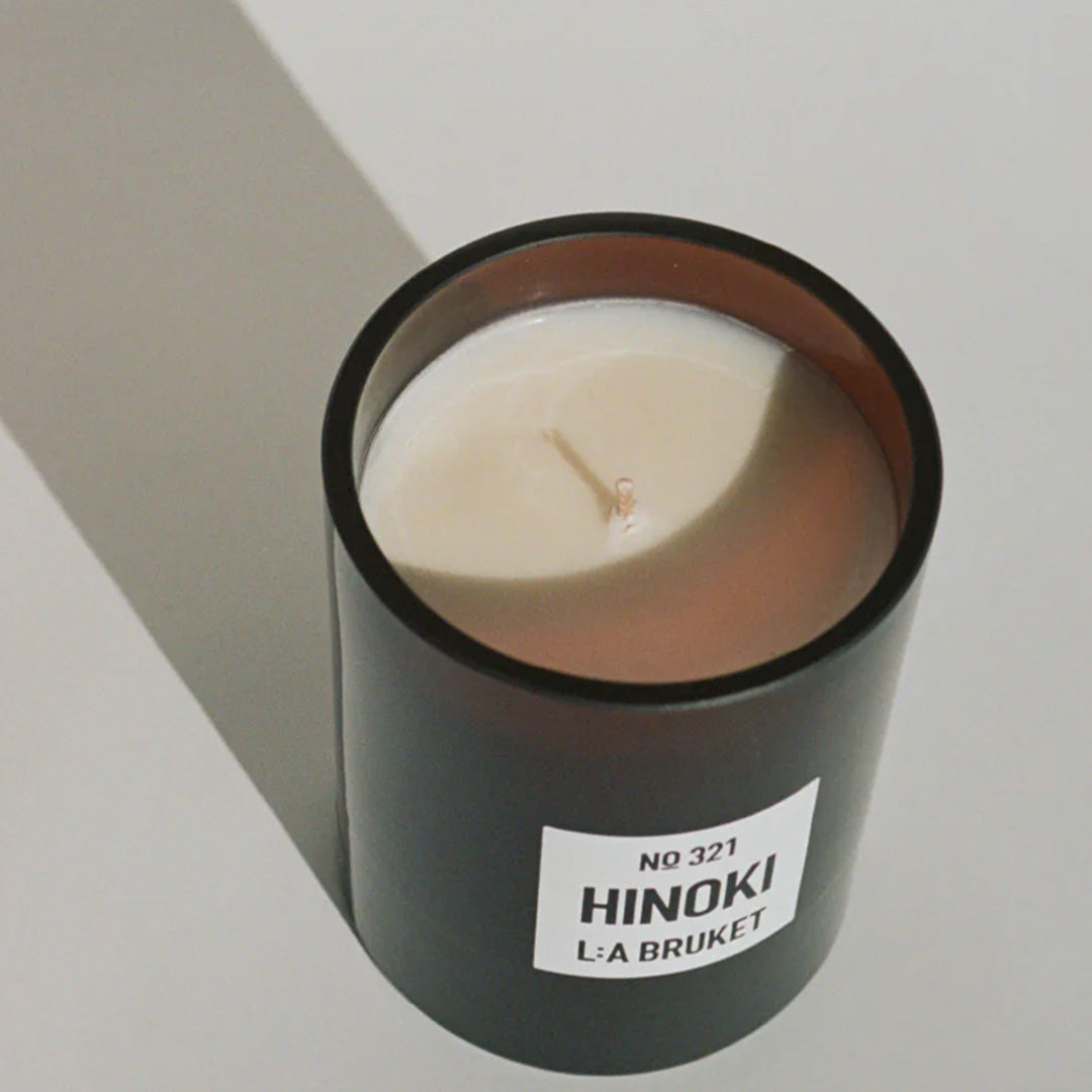 The Hinoki fragrance&nbsp;is a woody outdoor&nbsp;scent of Japanese cypress, cedarwood and nutmeg.&nbsp;The aroma of cypress and notes of nutmeg give a woody and ambery scent.