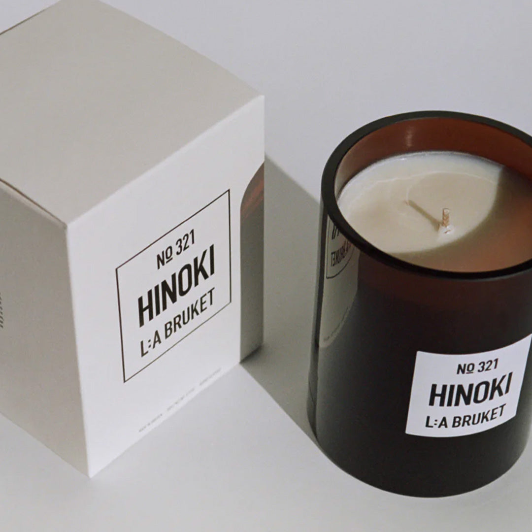 The Hinoki fragrance&nbsp;is a woody outdoor&nbsp;scent of Japanese cypress, cedarwood and nutmeg.&nbsp;The aroma of cypress and notes of nutmeg give a woody and ambery scent.