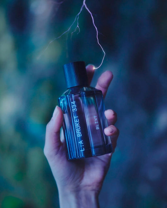 Blixt smells like the air immediately around a thunderstorm: metallic, mineral and charged with ozone.
