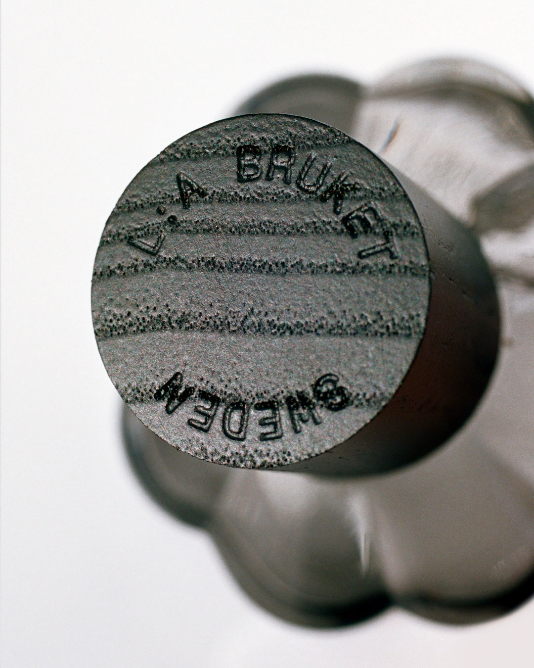 Blixt smells like the air immediately around a thunderstorm: metallic, mineral and charged with ozone.