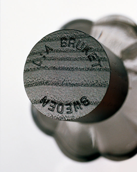 Blixt smells like the air immediately around a thunderstorm: metallic, mineral and charged with ozone.