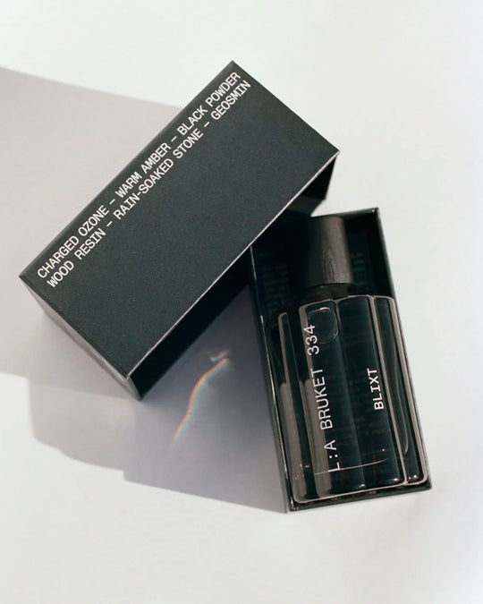 Blixt smells like the air immediately around a thunderstorm: metallic, mineral and charged with ozone.