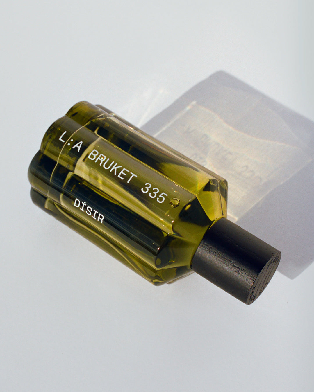 Fresh, luminous and softly floral, Dísir evokes a meadow at first light, when the air is cool and the landscape is still covered in dew.