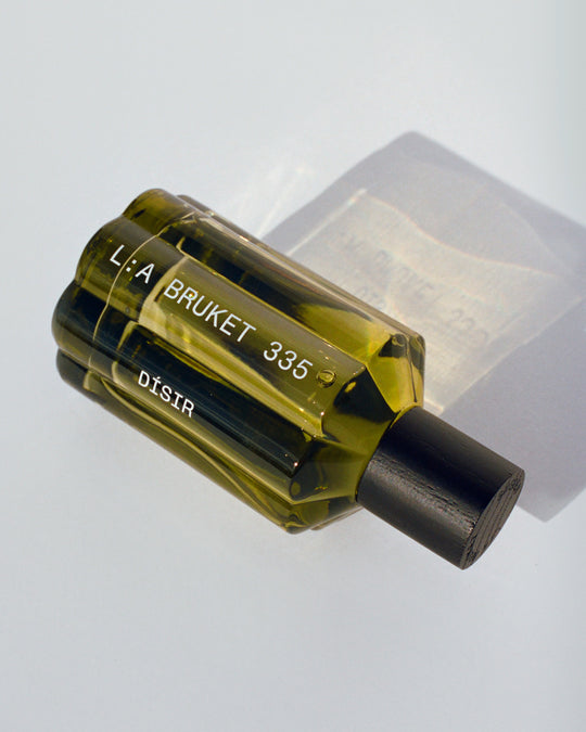 Fresh, luminous and softly floral, Dísir evokes a meadow at first light, when the air is cool and the landscape is still covered in dew.
