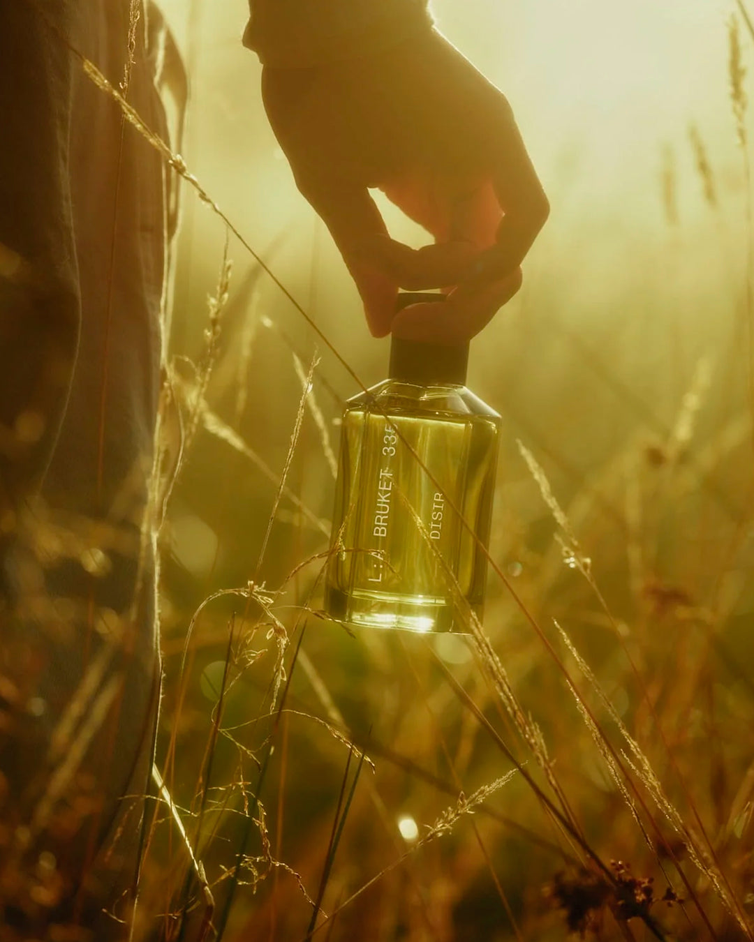 Fresh, luminous and softly floral, Dísir evokes a meadow at first light, when the air is cool and the landscape is still covered in dew.