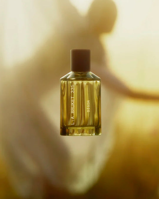 Fresh, luminous and softly floral, Dísir evokes a meadow at first light, when the air is cool and the landscape is still covered in dew.