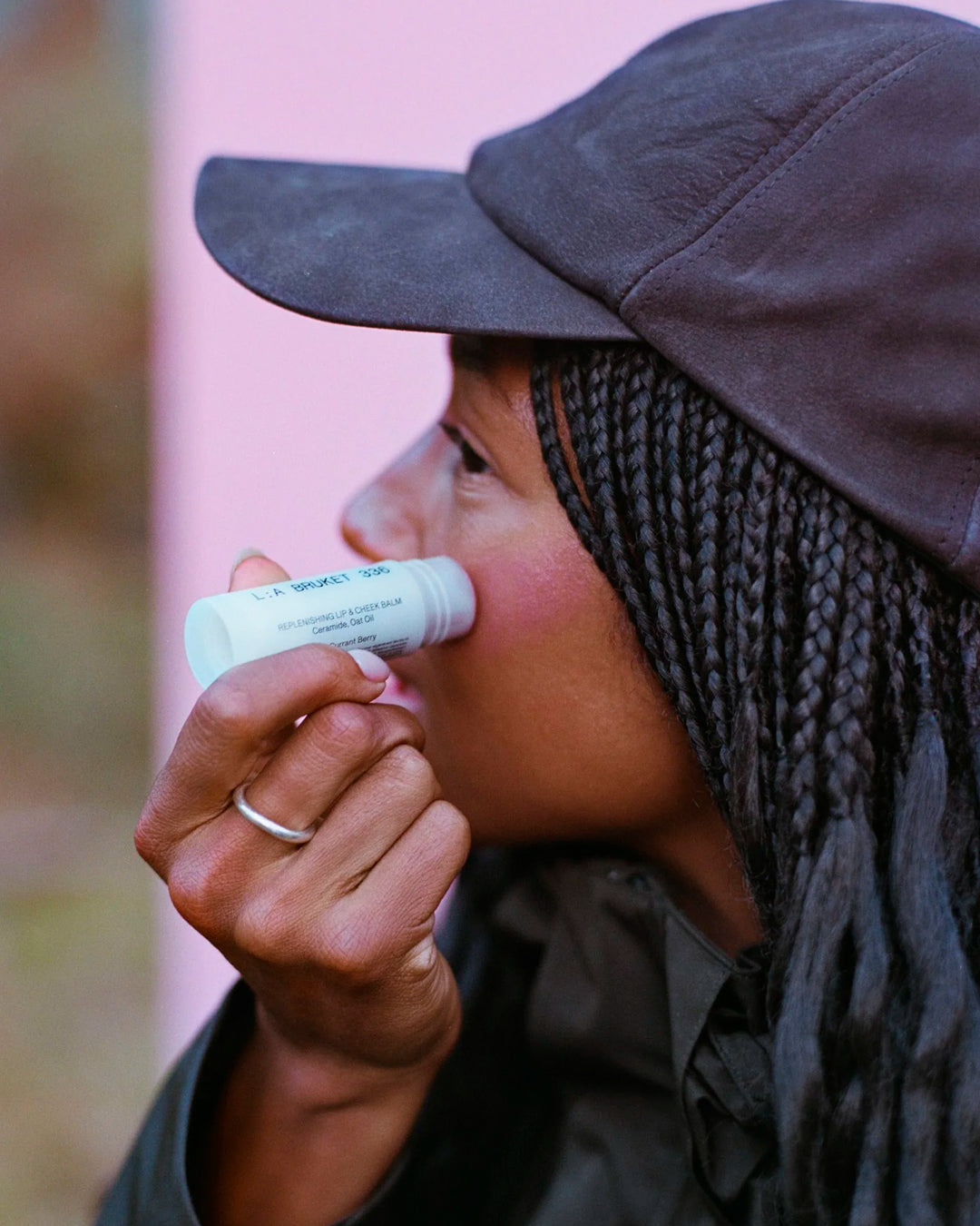 Pink Currant Berry is a cool-neutral rose pink, inspired by the natural colour left by freshly picked Swedish berries. The lightweight balm melts into the skin for fresh and natural looking satin finish.&nbsp;