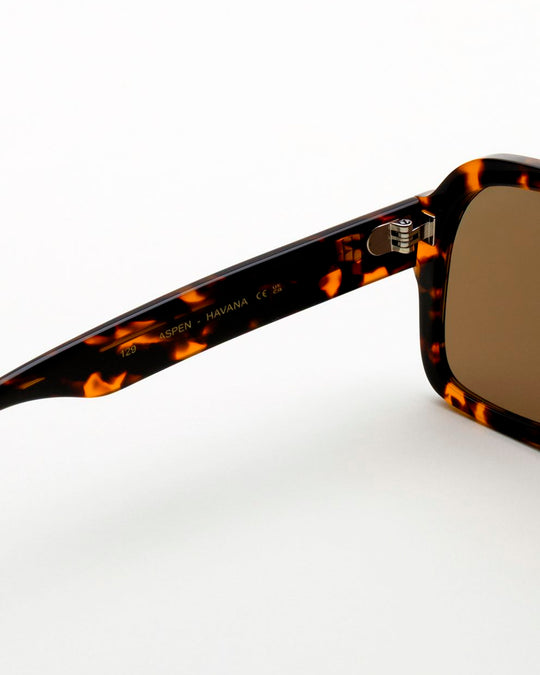 The frame is handmade from plant-based acetate, finished with Carl Zeiss CR-39 lenses. The lens sits wide and close, offering a broad field of vision with reduced side glare. 