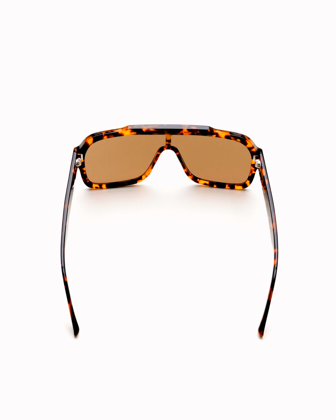The frame is handmade from plant-based acetate, finished with Carl Zeiss CR-39 lenses. The lens sits wide and close, offering a broad field of vision with reduced side glare. 