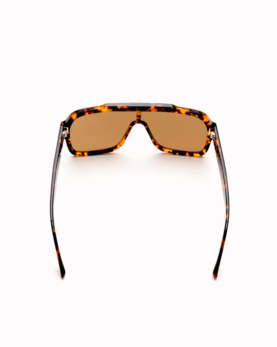 The frame is handmade from plant-based acetate, finished with Carl Zeiss CR-39 lenses. The lens sits wide and close, offering a broad field of vision with reduced side glare. 
