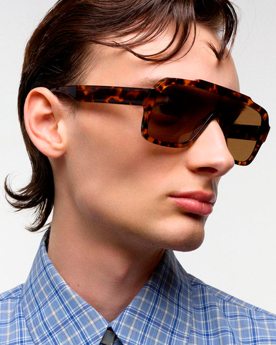 The frame is handmade from plant-based acetate, finished with Carl Zeiss CR-39 lenses. The lens sits wide and close, offering a broad field of vision with reduced side glare. 