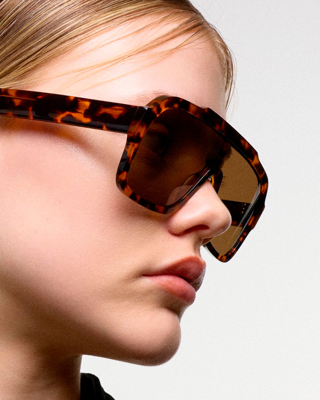 The frame is handmade from plant-based acetate, finished with Carl Zeiss CR-39 lenses. The lens sits wide and close, offering a broad field of vision with reduced side glare. 