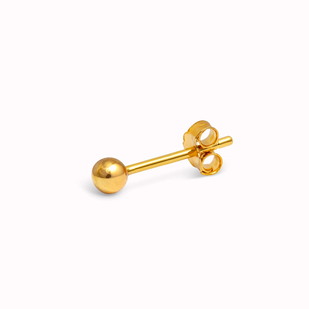 The Colour Ball Gold Plated single stud earring from LULU Copenhagen is a classic to combine with other earrings from the Lulu Copenhagen extensive collection