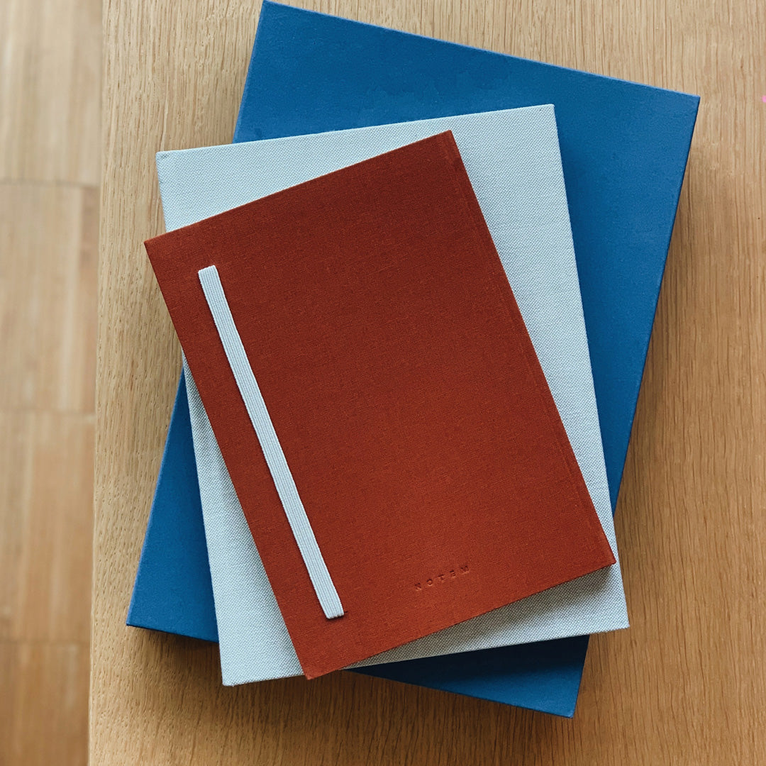 This A5 Dark Sienna notebook has 140 pages of high-quality lined paper, with an elastic closure.  Whether you need a notebook for work, university, or personal use the Bea Notebook is the perfect choice for you.
