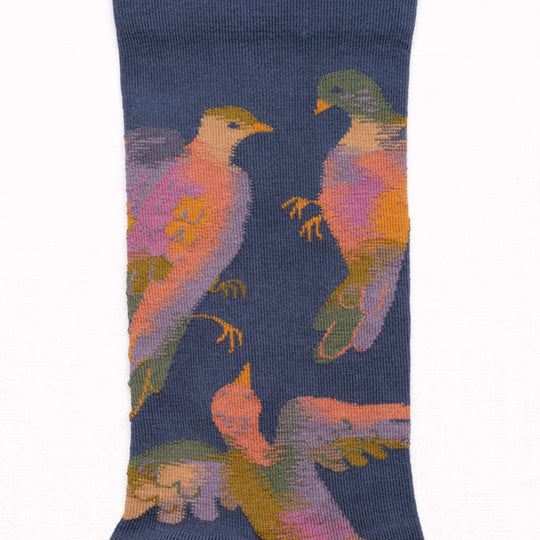 This Oiseaux Denim pair of mid-calf length socks is from the AW24 Herbier collection.

Quality: 90% Egyptian cotton double thread, socks are smooth, soft, matt and strong, with a thin and elegant finish