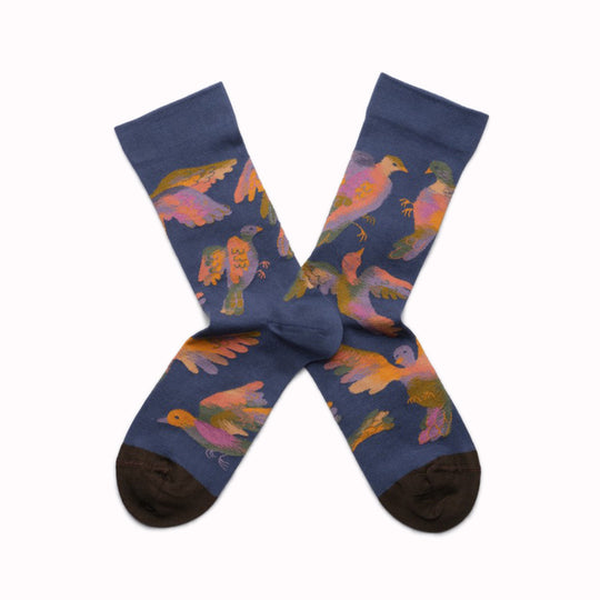 This Oiseaux Denim pair of mid-calf length socks is from the AW24 Herbier collection.

Quality: 90% Egyptian cotton double thread, socks are smooth, soft, matt and strong, with a thin and elegant finish