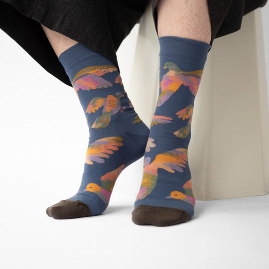 This Oiseaux Denim pair of mid-calf length socks is from the AW24 Herbier collection.

Quality: 90% Egyptian cotton double thread, socks are smooth, soft, matt and strong, with a thin and elegant finish