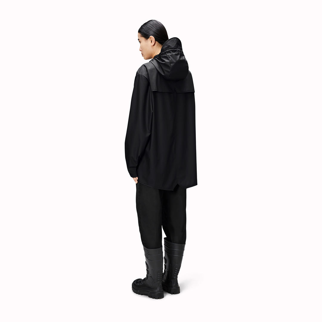 Contemporary unisex rain jacket from Danish Outerwear and Lifestyle company Rains. This black jacket is characterized by a minimal silhouette with high functionality.
