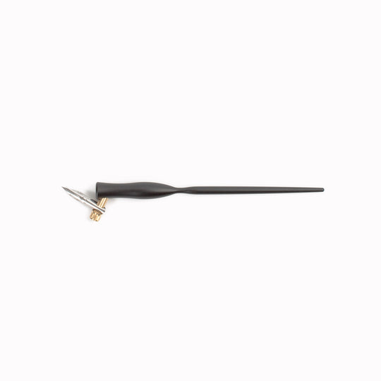 The oblique version positions the nib to naturally follow traditional calligraphy forms, helping achieve consistent thick and thin strokes with less adjustment.