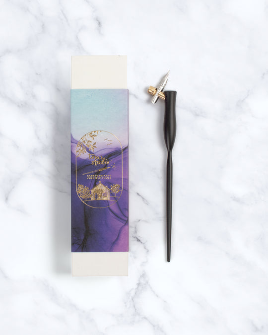 The oblique version positions the nib to naturally follow traditional calligraphy forms, helping achieve consistent thick and thin strokes with less adjustment.