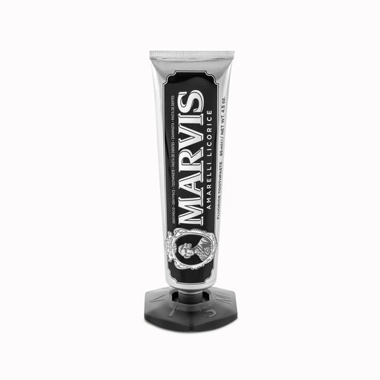 The toothpaste stand is a refined accessory designed in Italy to accompany your Marvis toothpaste tubes (75 ml or 85 ml). Crafted for both form and function, this stand lets you store your tube upright.