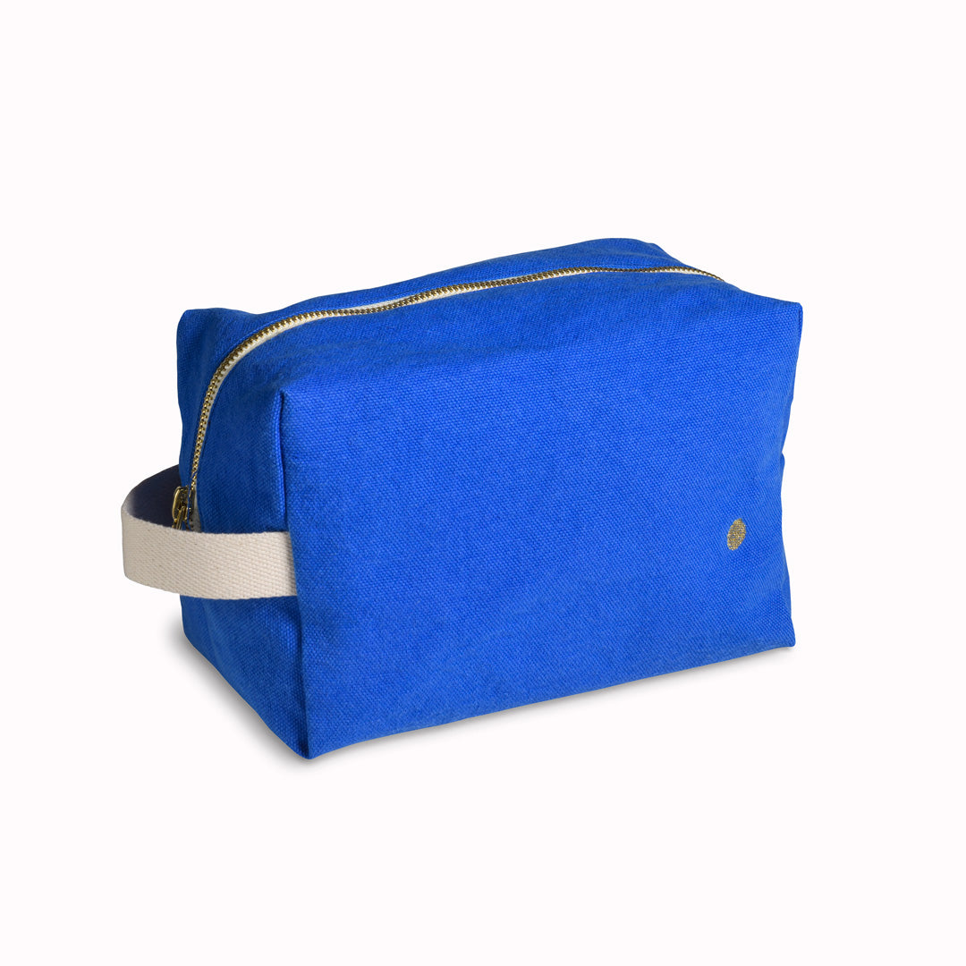 The medium Pouch Cube in Blue Mecano / Ultramarine from French brand is a very practical and stylish travel wash or makeup bag. 