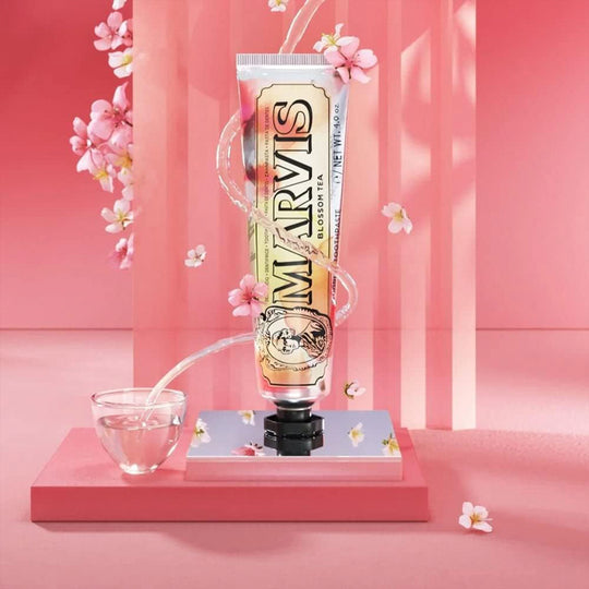 Marvis Blossom Tea combines floral notes of jasmine and chamomile with gentle green tea and fresh mint to create a beautifully balanced, refreshing experience.