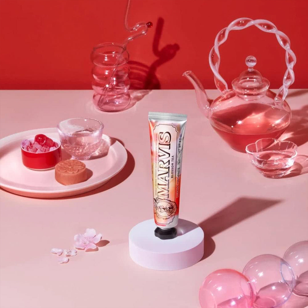 Marvis Blossom Tea combines floral notes of jasmine and chamomile with gentle green tea and fresh mint to create a beautifully balanced, refreshing experience.