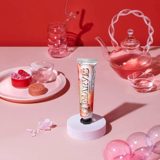 Marvis Blossom Tea combines floral notes of jasmine and chamomile with gentle green tea and fresh mint to create a beautifully balanced, refreshing experience.