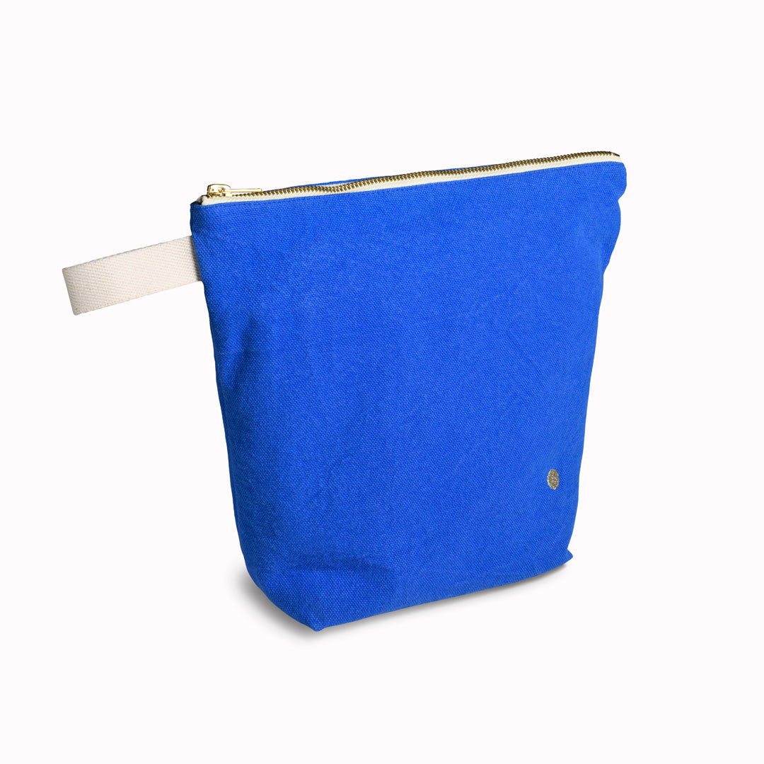 The medium toiletry bag in Blue Mecano / Ultramarine from French brand is a very practical and stylish travel wash or makeup bag. 