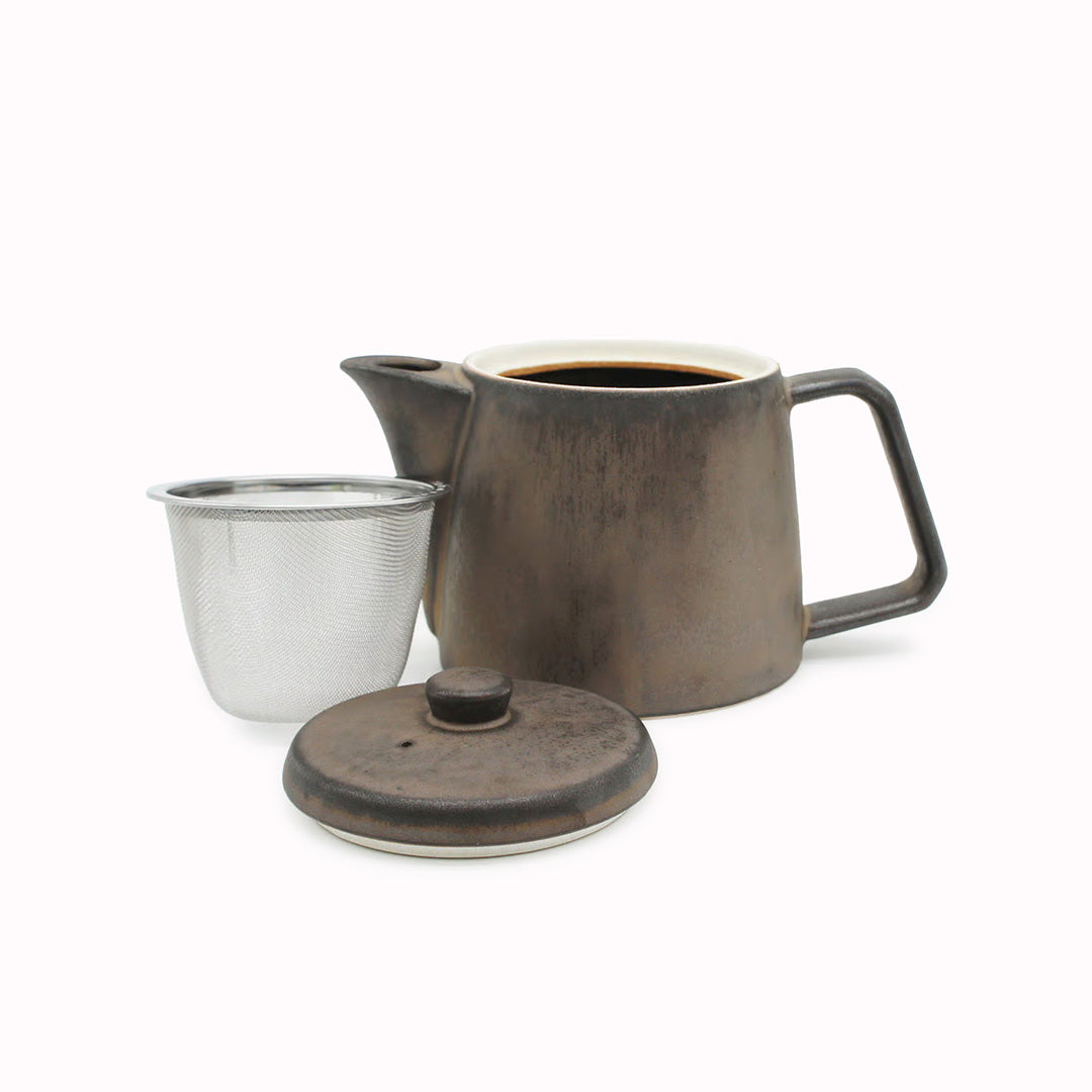 A pot with simple details that gives it a sophisticated look. It has a generous capacity of 500ml and comes with a stainless steel tea strainer. It not only looks good but is also easy to use and comfortable to hold.