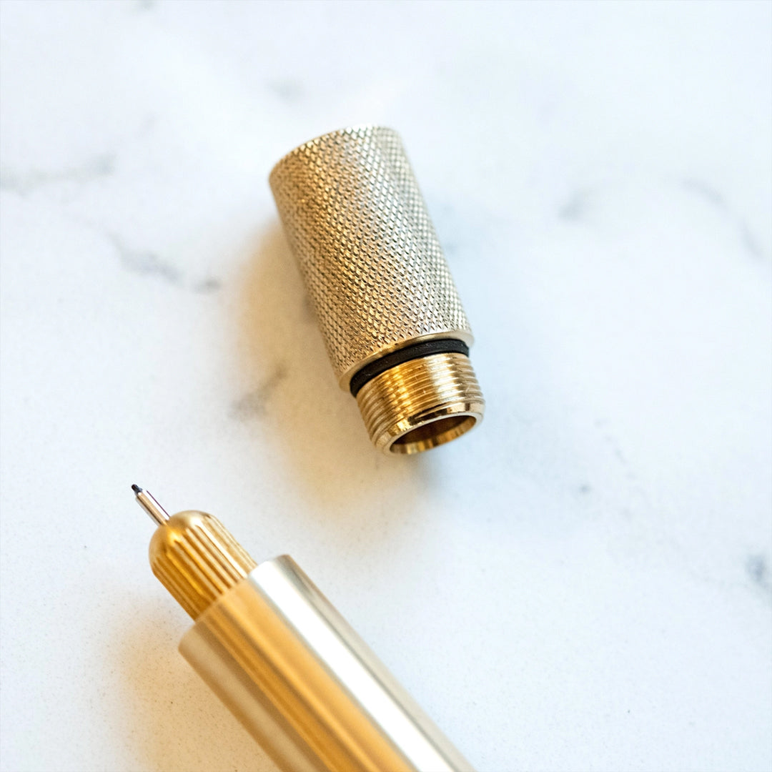 The Tom's Studio Lumos Pro in Matte Midnight is a precision-engineered, infinitely refillable fineliner, writing and brush pen designed for creators who reject disposable tools. End cap Detail